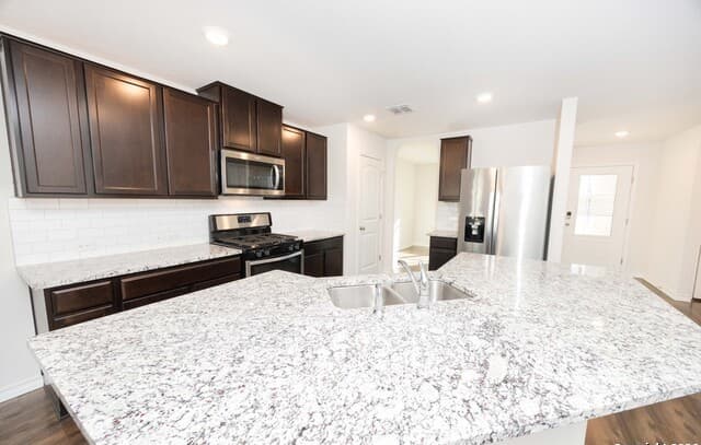5-bedroom rental at 4827 Forward Swing in San Antonio, TX — photo 3