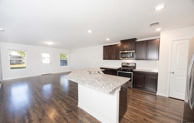 5-bedroom rental at 4827 Forward Swing in San Antonio, TX — photo 4