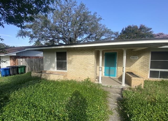 5-bedroom rental at 9811 Carolwood Dr in San Antonio, TX — photo 2
