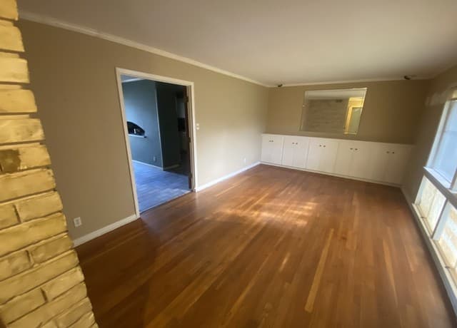 5-bedroom rental at 9811 Carolwood Dr in San Antonio, TX — photo 5