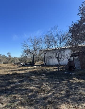 rental at 122 Woodcrest in Somerset, TX — photo 4