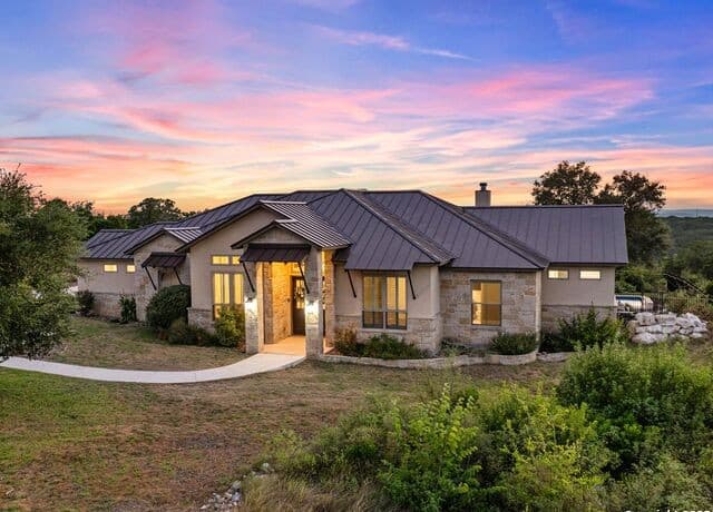 5-bedroom rental at 757 County Road 262 in Mico, TX — photo 2