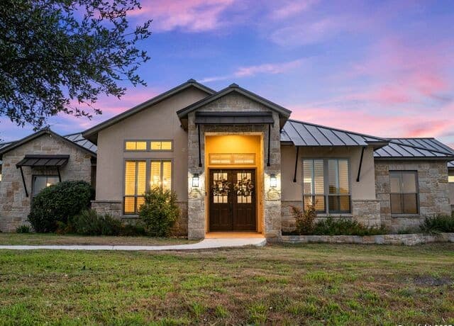5-bedroom rental at 757 County Road 262 in Mico, TX — photo 3