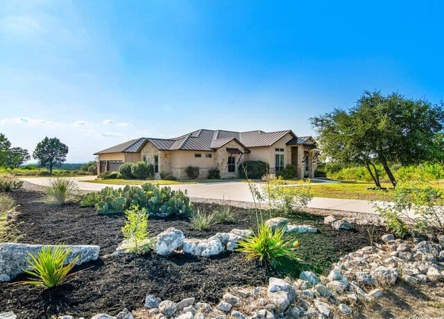 5-bedroom rental at 757 County Road 262 in Mico, TX — photo 4