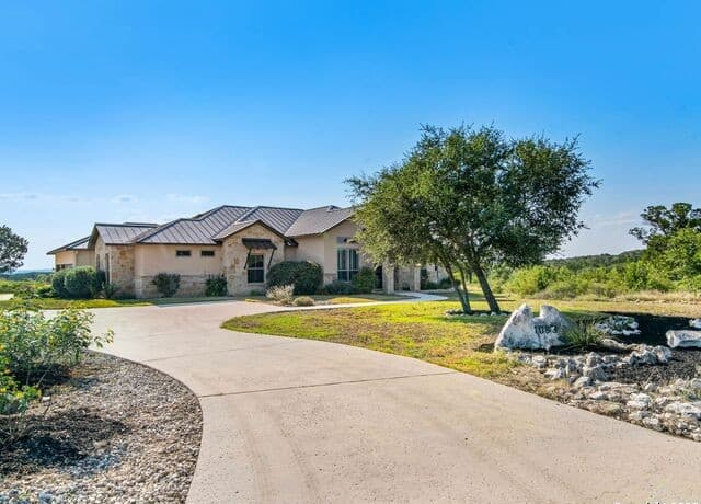 5-bedroom rental at 757 County Road 262 in Mico, TX — photo 5
