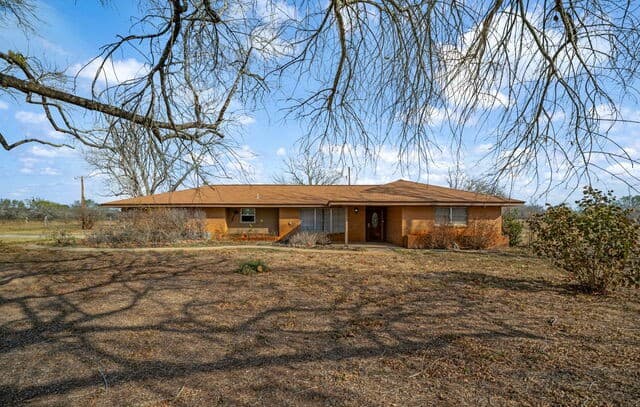 3-bedroom rental at 7414 Us Highway 281 in Pleasanton, TX — photo 1