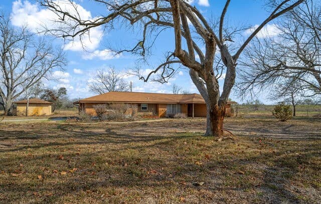 3-bedroom rental at 7414 Us Highway 281 in Pleasanton, TX — photo 2
