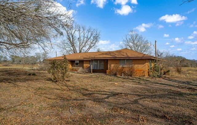 3-bedroom rental at 7414 Us Highway 281 in Pleasanton, TX — photo 3