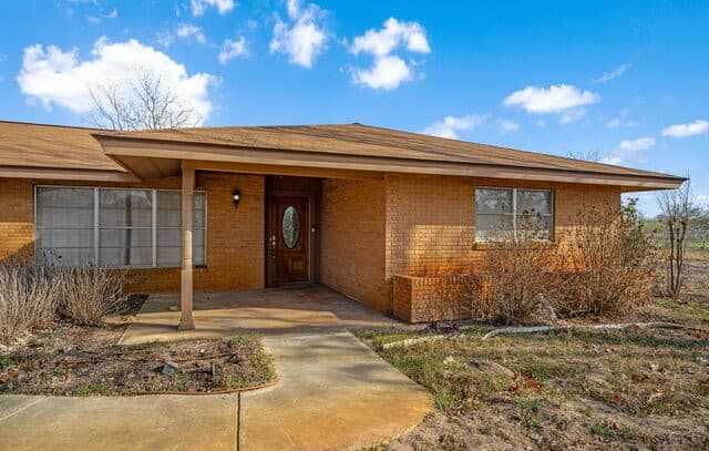 3-bedroom rental at 7414 Us Highway 281 in Pleasanton, TX — photo 4