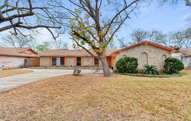 6-bedroom rental at 12926 El Charro in San Antonio, TX — photo 1