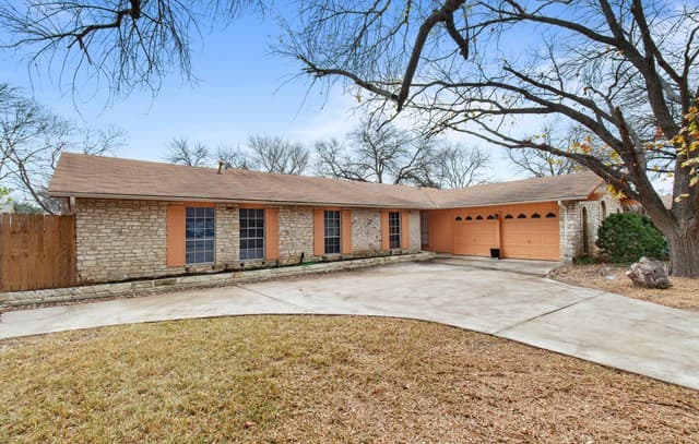 6-bedroom rental at 12926 El Charro in San Antonio, TX — photo 2