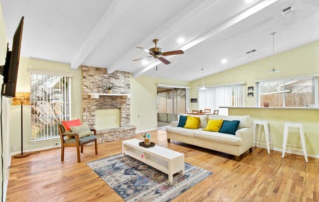 6-bedroom rental at 12926 El Charro in San Antonio, TX — photo 4