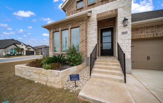 4-bedroom rental at 24013 Sidehill Lie in San Antonio, TX — photo 4