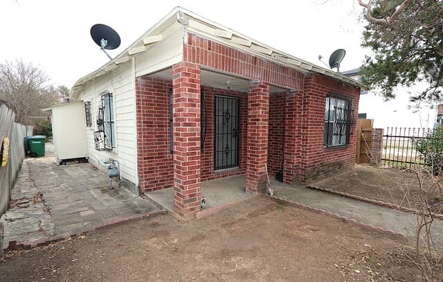 2-bedroom rental at 910 Culebra in San Antonio, TX — photo 2