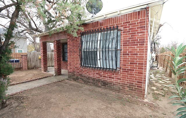 2-bedroom rental at 910 Culebra in San Antonio, TX — photo 3