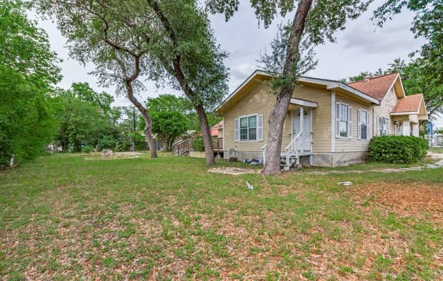 3-bedroom rental at 3311 W Commerce in San Antonio, TX — photo 4