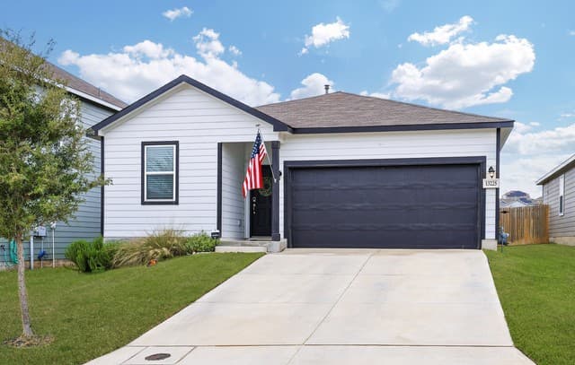 3-bedroom rental at 13225 Hagerd Loop in St Hedwig, TX — photo 1