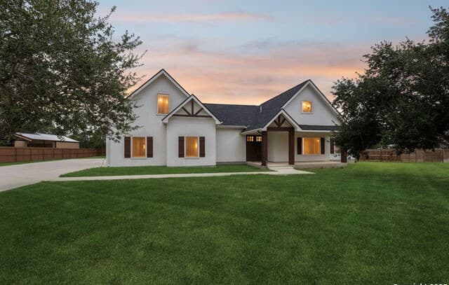 4-bedroom rental at 177 E Short Meadow Dr in Lytle, TX — photo 2