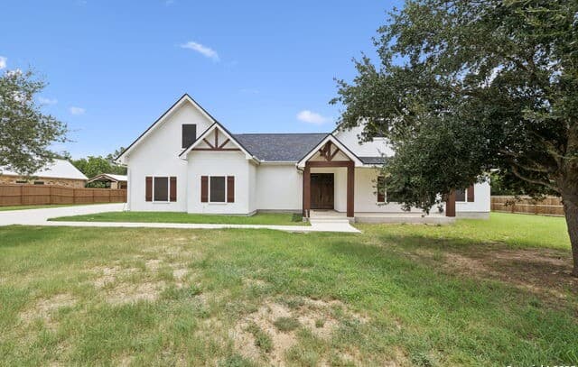 4-bedroom rental at 177 E Short Meadow Dr in Lytle, TX — photo 3
