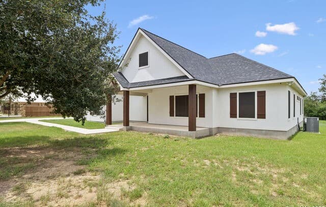 4-bedroom rental at 177 E Short Meadow Dr in Lytle, TX — photo 4