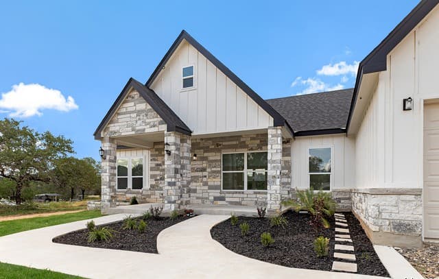 3-bedroom rental at 120 County Road 6852 in Lytle, TX — photo 2
