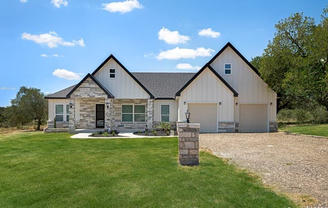 3-bedroom rental at 120 County Road 6852 in Lytle, TX — photo 4