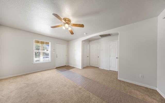 3-bedroom rental at 515 Belcross in San Antonio, TX — photo 3