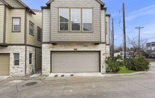 3-bedroom rental at 2003 McCullough in San Antonio, TX — photo 2