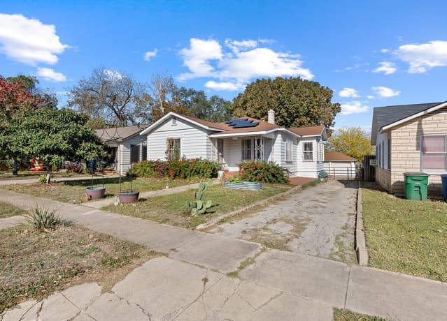 3-bedroom rental at 1627 Schley in San Antonio, TX — photo 2