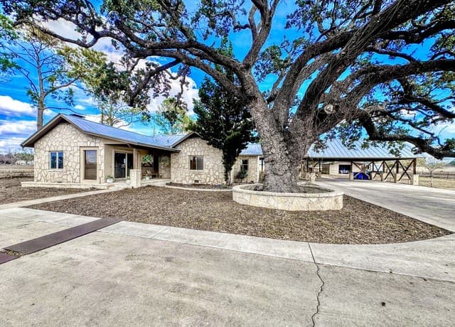 2-bedroom rental at 2828 2nd St in Pleasanton, TX — photo 2