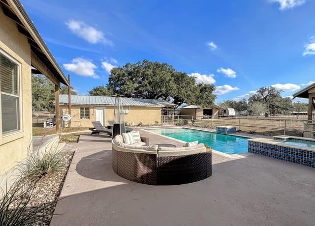 2-bedroom rental at 2828 2nd St in Pleasanton, TX — photo 3