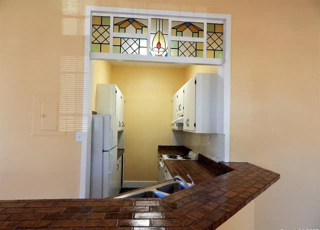 rental at 124 W Mistletoe Ave in San Antonio, TX — photo 4