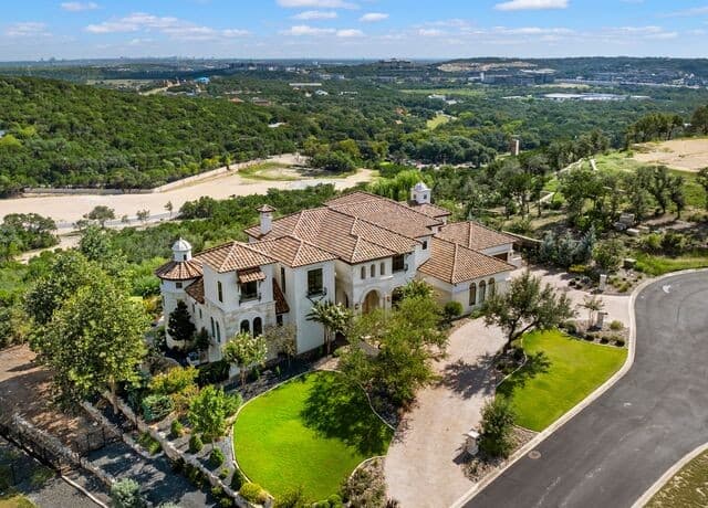 5-bedroom rental at 23 Grand Terrace in San Antonio, TX — photo 2