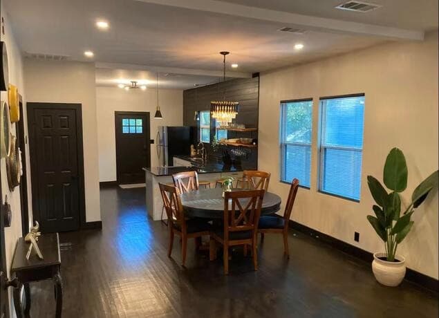 3-bedroom rental at 301 E Woodlawn in San Antonio, TX — photo 2