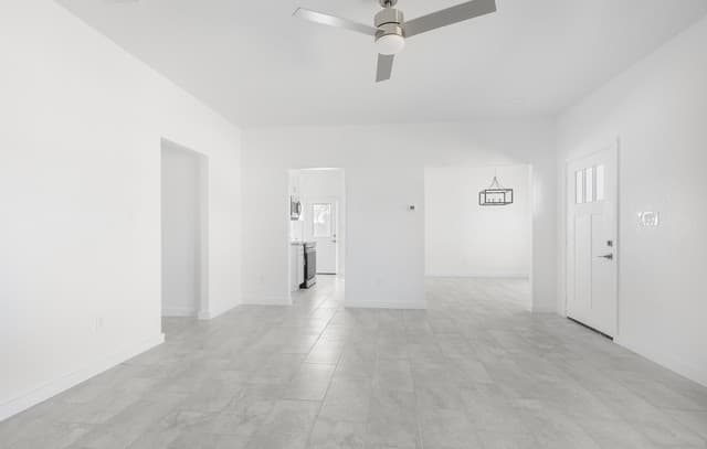 3-bedroom rental at 804 Peach in Jourdanton, TX — photo 3