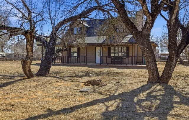 4-bedroom rental at 910 Cypress in Jourdanton, TX — photo 2