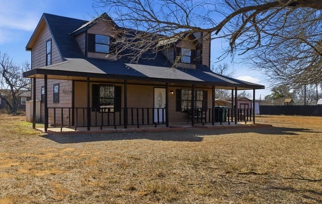 4-bedroom rental at 910 Cypress in Jourdanton, TX — photo 3
