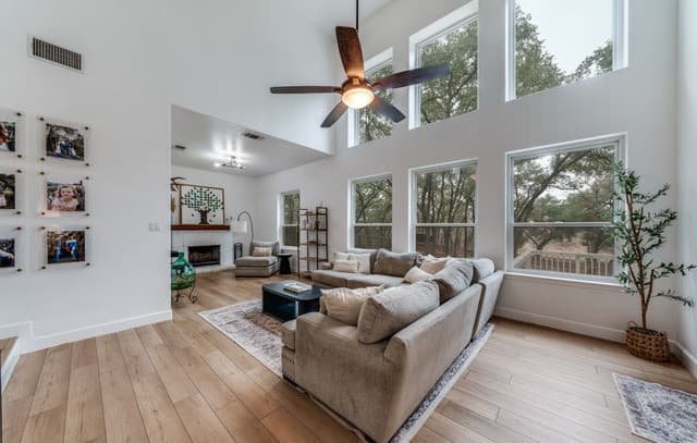 4-bedroom rental at 322 Dublin in Floresville, TX — photo 4