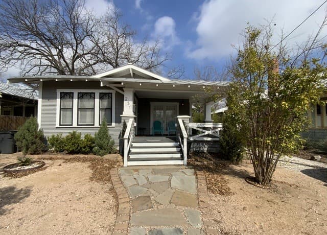2-bedroom rental at 231 E Carolina St in San Antonio, TX — photo 1