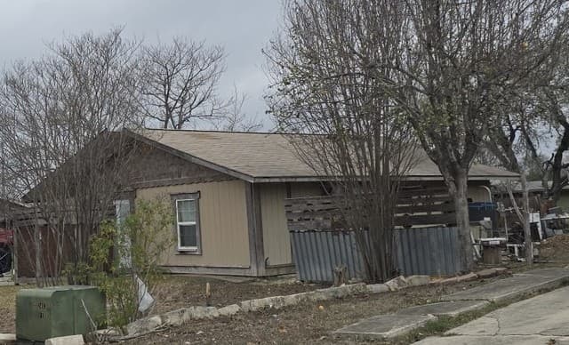3-bedroom rental at 8811 Dale Vly Dr in San Antonio, TX — photo 4
