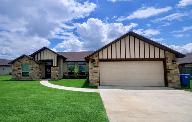 3-bedroom rental at 1729 Vista View in Pleasanton, TX — photo 1