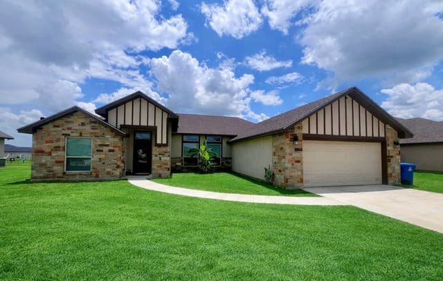 3-bedroom rental at 1729 Vista View in Pleasanton, TX — photo 2