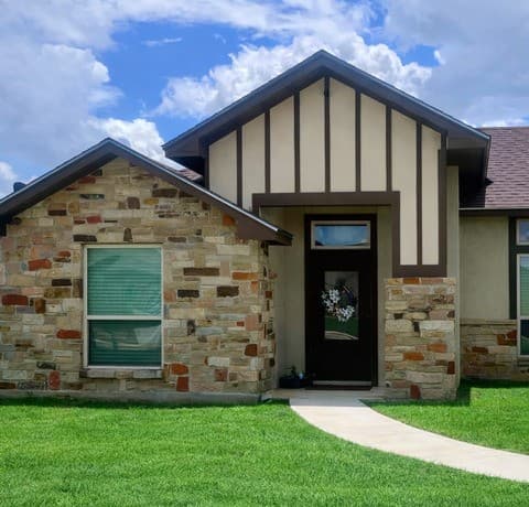 3-bedroom rental at 1729 Vista View in Pleasanton, TX — photo 3