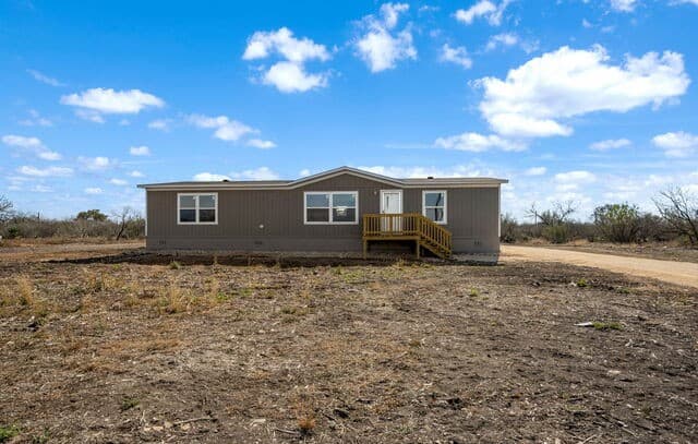 3-bedroom rental at 224 Private Road 4656 in Hondo, TX — photo 2