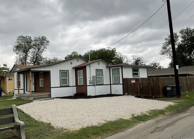 3-bedroom rental at 2703 Menchaca Unit A in San Antonio, TX — photo 3
