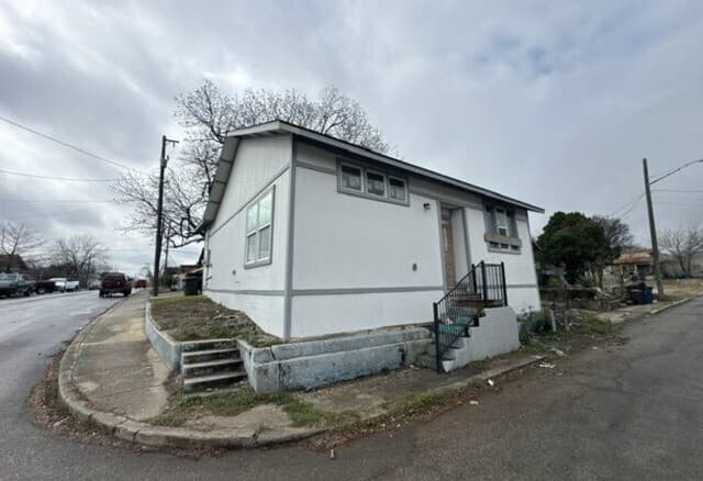 3-bedroom rental at 2402 W Martin St in San Antonio, TX — photo 2