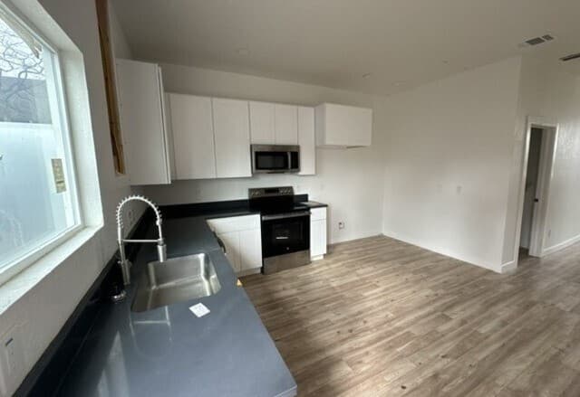 3-bedroom rental at 2402 W Martin St in San Antonio, TX — photo 3