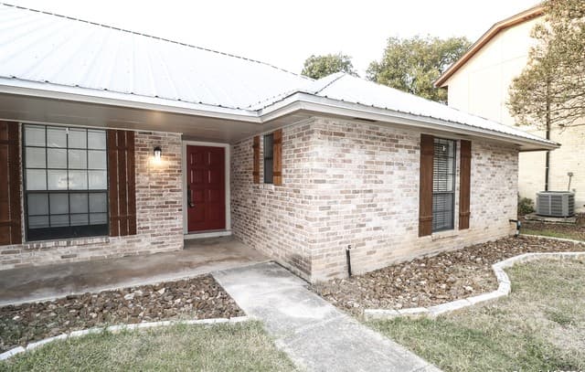 3-bedroom rental at 7227 Trace Buckle in San Antonio, TX — photo 4