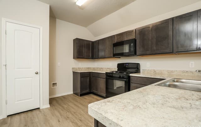 3-bedroom rental at 5115 Jade Crossing in San Antonio, TX — photo 2