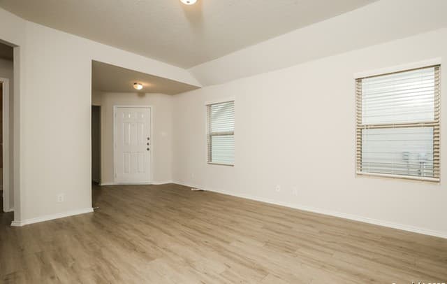 3-bedroom rental at 5207 Jade Crossing in San Antonio, TX — photo 4